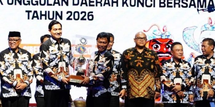Lucky Hakim Serahkan Piala PORSENITAS XIll 2026 Cirebon