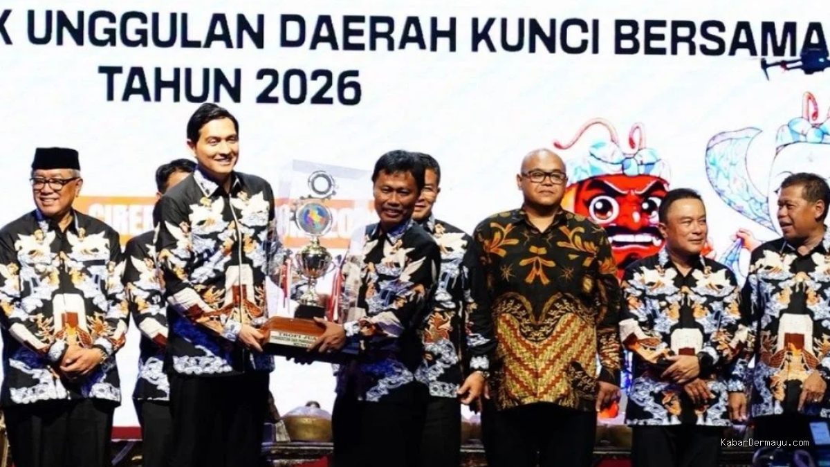 Lucky Hakim Serahkan Piala PORSENITAS XIll 2026 Cirebon