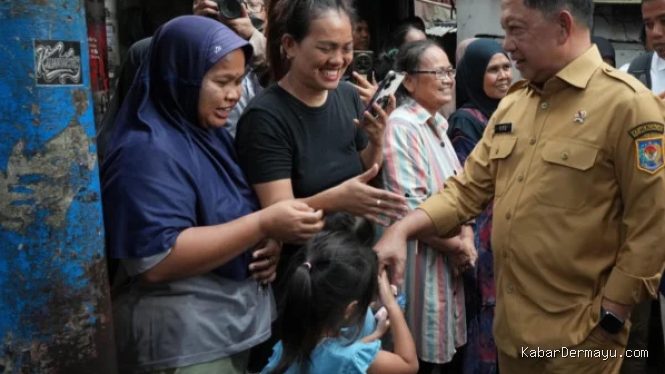 Mendagri Tinjau Langsung Penerima BSPS di Jakbar, Dorong Pemda Perluas Dukungan Bedah Rumah Lewat APBD