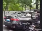 mobil-bmw-ringsek-dihajar-massa-setelah-tabrak-pemotor-di-jakbar-93298 Mobil BMW Ringsek Dihajar Massa Setelah Tabrak Pemotor di Jakbar