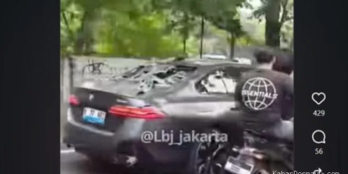 Mobil BMW Ringsek Dihajar Massa Setelah Tabrak Pemotor di Jakbar