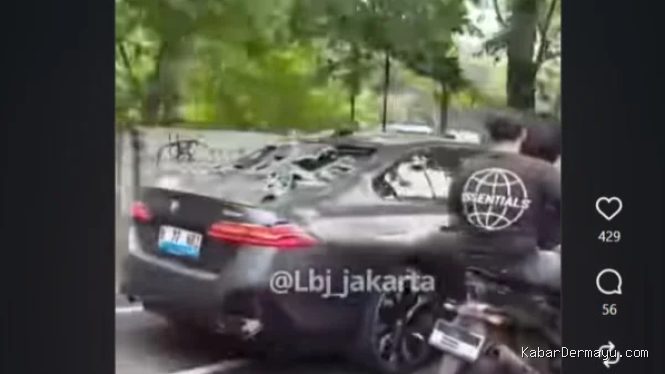 Mobil BMW Ringsek Dihajar Massa Setelah Tabrak Pemotor di Jakbar