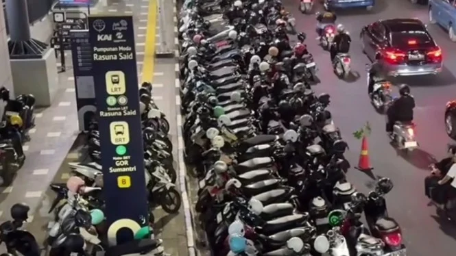 Parkir Liar Motor dan Mobil di Trotoar Rasuna Said Saat Konser, Dishub DKI Minta Maaf