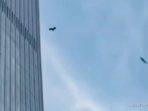 Pesawat Jatuh ke Gedung Tertinggi Beijing, 1 Tewas dan 13 Luka