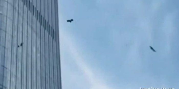 Pesawat Jatuh ke Gedung Tertinggi Beijing, 1 Tewas dan 13 Luka