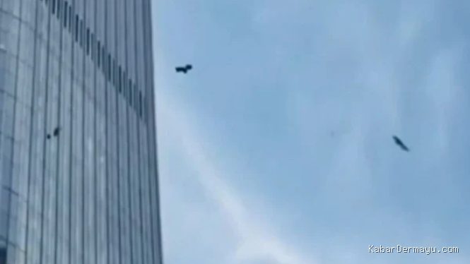Pesawat Jatuh ke Gedung Tertinggi Beijing, 1 Tewas dan 13 Luka