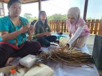 PLN Ubah Eceng Gondok Jadi Sumber Ekonomi di Desa Ini