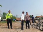 Polsek Losarang Tinjau Proyek Jembatan Cilogog Antisipasi Macet