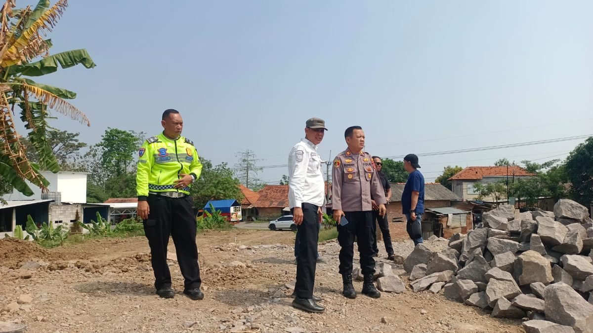 Polsek Losarang Tinjau Proyek Jembatan Cilogog Antisipasi Macet