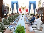 prabowo-rapat-dengan-panglima-tni-dan-ksau-fokus-listrik-papua-dan-sumur-bor-19993 Prabowo: Rapat dengan Panglima TNI dan KSAU, Fokus Listrik Papua dan Sumur Bor