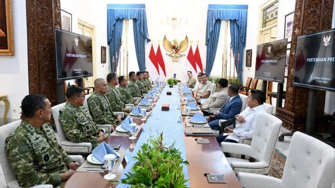 Prabowo: Rapat dengan Panglima TNI dan KSAU, Fokus Listrik Papua dan Sumur Bor