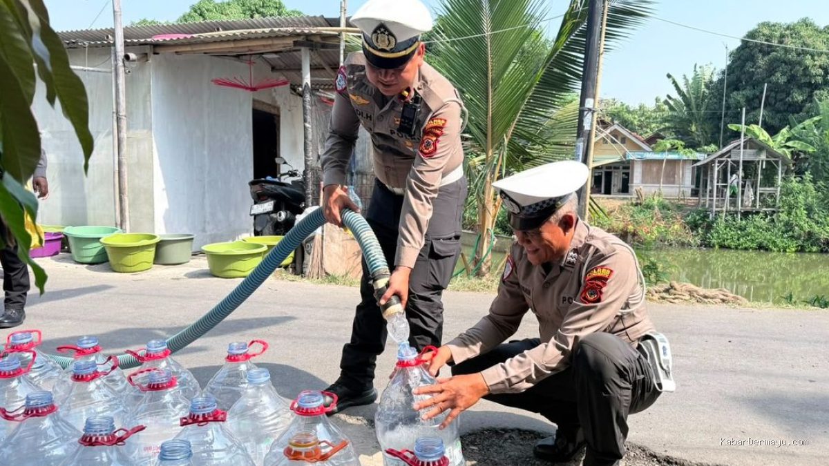 Satlantas Polres Indramayu Salurkan Bantuan Air Bersih di 4 Desa untuk HUT Bhayangkara
