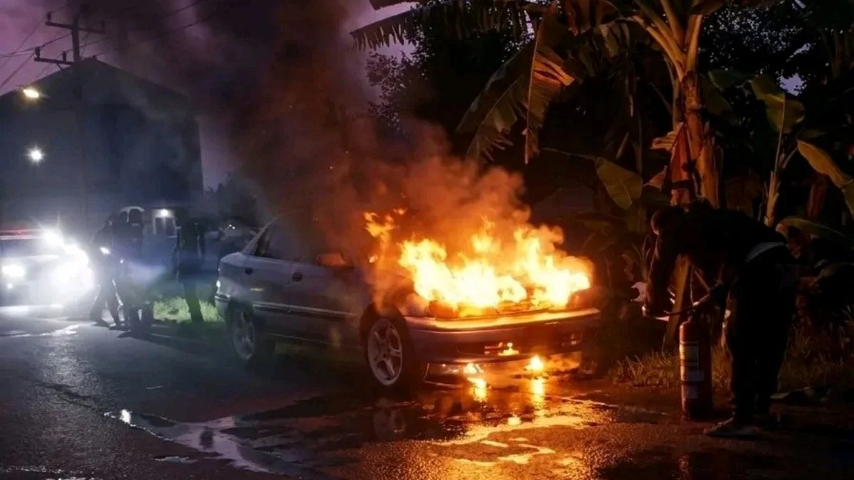 Sedan Terbakar di Jatibarang: Warga & Damkar Padamkan Api Cepat