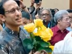 Sopir Ojol dan Pendukung Berikan Mawar Kuning untuk Nadiem Makarim Menjelang Vonis