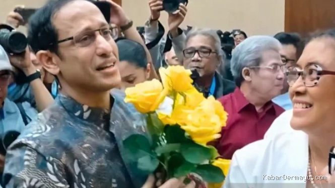 Sopir Ojol dan Pendukung Berikan Mawar Kuning untuk Nadiem Makarim Menjelang Vonis
