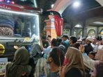 Tangis Haru Sambut 200 Jamaah Haji Haurgeulis Pulang, Keluarga Bersujud Syukur