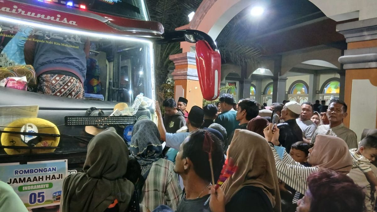 Tangis Haru Sambut 200 Jamaah Haji Haurgeulis Pulang, Keluarga Bersujud Syukur
