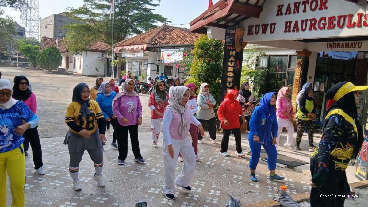 Tim TP PKK Haurgeulis: Senam Jumat Pagi Bikin Sehat!