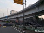 truk-muat-besi-terguling-di-flyover-tomang-muatan-berhamburan-ke-jalan-55625 Truk Muat Besi Terguling di Flyover Tomang, Muatan Berhamburan ke Jalan
