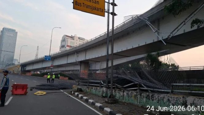 Truk Muat Besi Terguling di Flyover Tomang, Muatan Berhamburan ke Jalan
