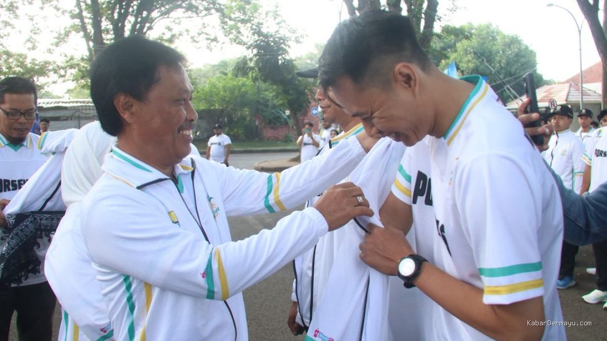 Wali Kota Cirebon Lepas Kontingen PORSENITAS XIII, Beri Penghargaan Atlet