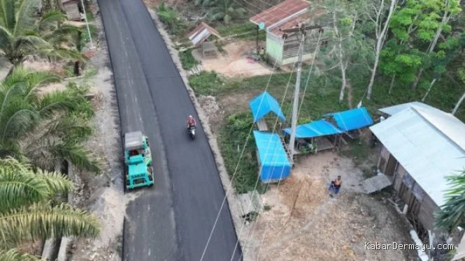 Warga Sipiongot Bersukacita atas Pengaspalan Jalan Setelah Bertahun-tahun