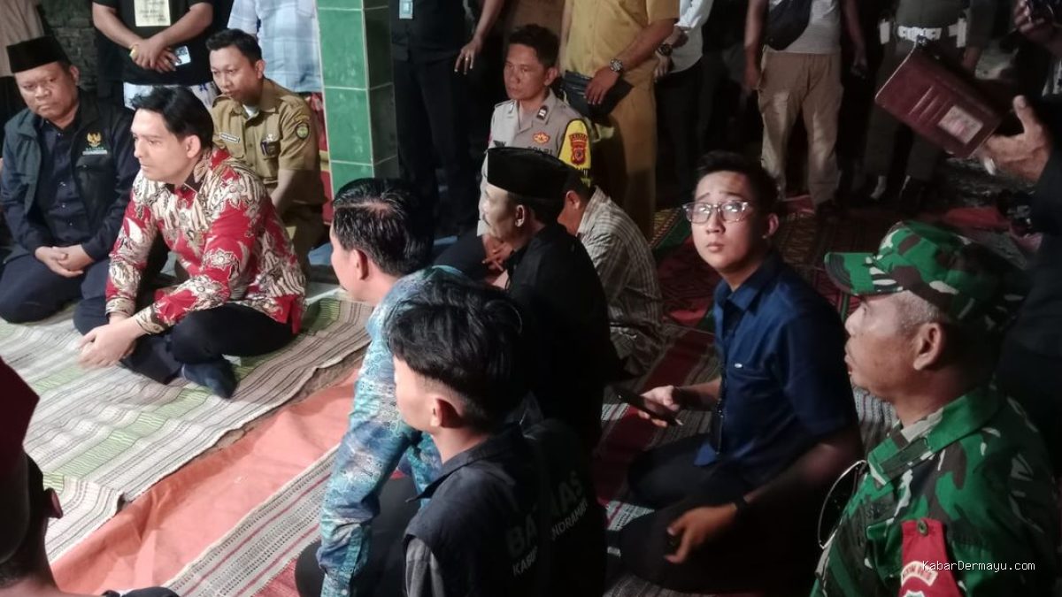 Anggota Koramil Lelea Dampingi Bupati Indramayu Berduka Korban Kecelakaan Maut