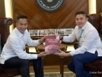 Anindya Bakrie dan Seskab Teddy Bahas Industri Listrik, Pamer Buku We Buy From Indonesia