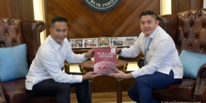 Anindya Bakrie dan Seskab Teddy Bahas Industri Listrik, Pamer Buku We Buy From Indonesia