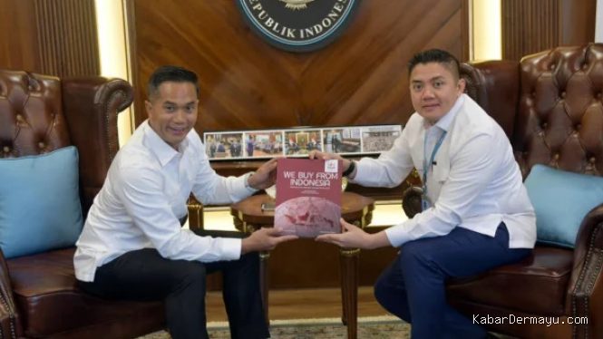 Anindya Bakrie dan Seskab Teddy Bahas Industri Listrik, Pamer Buku We Buy From Indonesia
