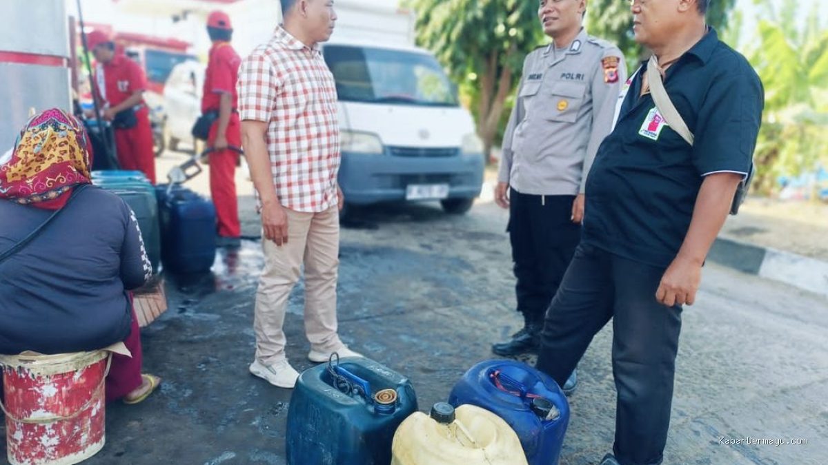 Antrean Jerigen Solar di SPBU Limbangan Legal, Ini Kata Polsek Juntinyuat
