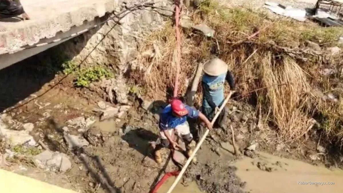 Damkar Indramayu Atasi Saluran Irigasi Tersumbat, Petani Lega