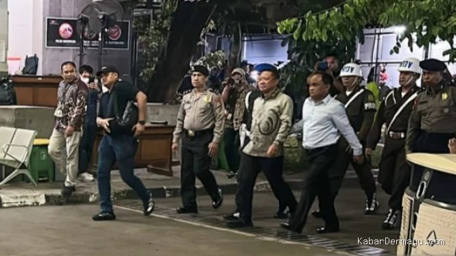 Gaya Berbusana Febrie Adriansyah Saat Tiba di Rutan KPK: Berbatik Tanpa Rompi Tahanan