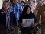Hening PN Indramayu: Keluarga Korban Bawa Foto Lima Nyawa, Vonis Mati?