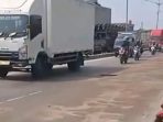 jalan-pantura-arah-jakarta-licin-akibat-tumpahan-oli-warga-parean-indramayu-hebo-42836 Jalan Pantura Arah Jakarta Licin Akibat Tumpahan Oli, Warga Parean Indramayu Heboh