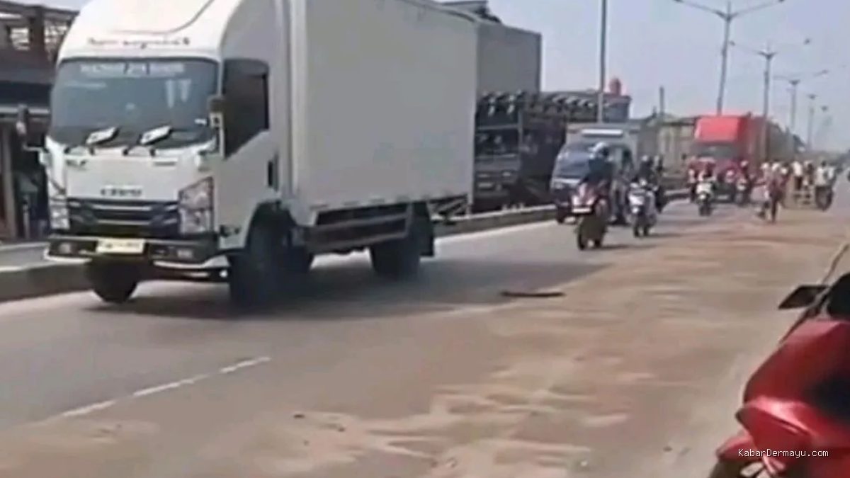 Jalan Pantura Arah Jakarta Licin Akibat Tumpahan Oli, Warga Parean Indramayu Heboh