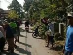 Kerja Bakti Warga Blok Manggungan, Kompak Bersihkan Lingkungan