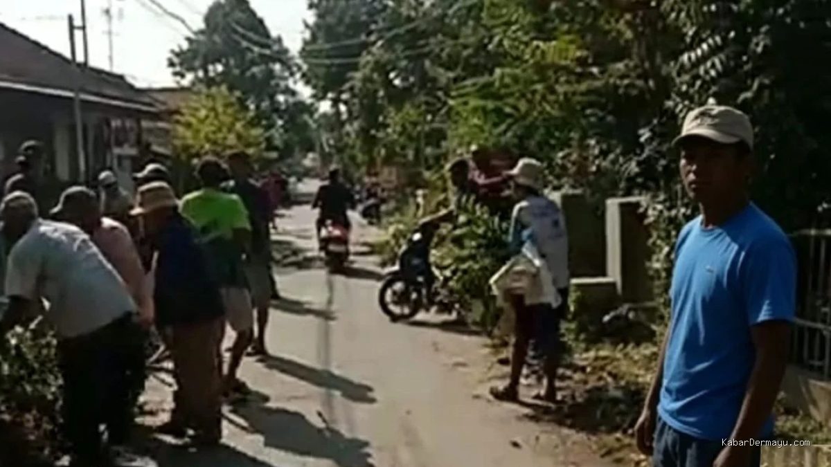 Kerja Bakti Warga Blok Manggungan, Kompak Bersihkan Lingkungan