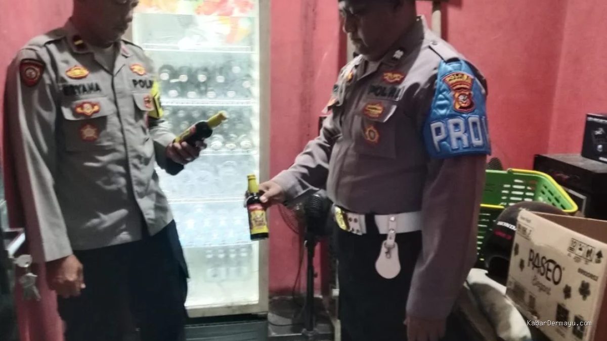 KRYD Polsek Kedokan Bunder: Puluhan Botol Miras Disita