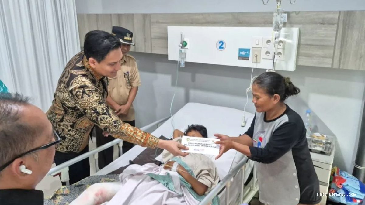 Lucky Hakim Jenguk Korban Kecelakaan Maut Jalur Pantura di RS