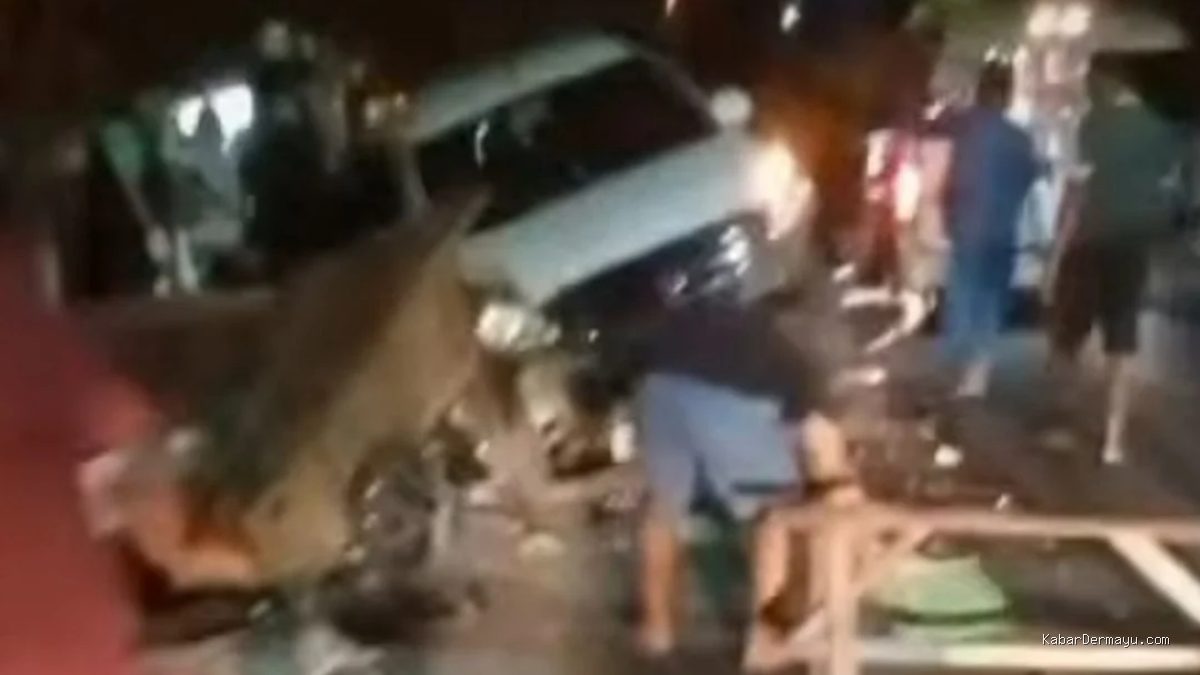 Mobil Hilang Kendali Hantam Angkringan di Depan SMAN 1 Sindang
