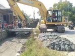 Normalisasi Irigasi Gabuskulon Indramayu: Plt Camat Pantau Produktivitas Petani
