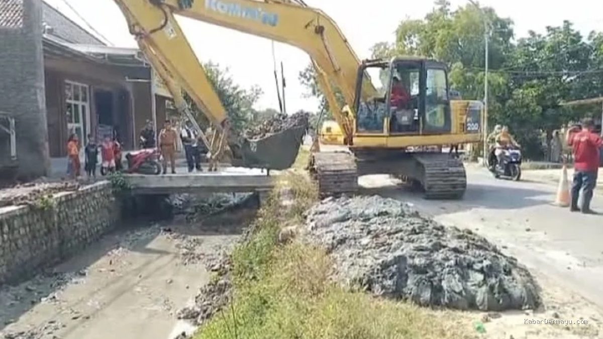 Normalisasi Irigasi Gabuskulon Indramayu: Plt Camat Pantau Produktivitas Petani