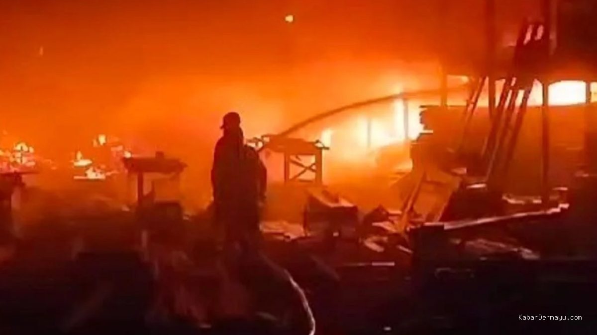 Pabrik Rumah Kayu Terbakar Hebat: 4 Damkar Indramayu Beraksi