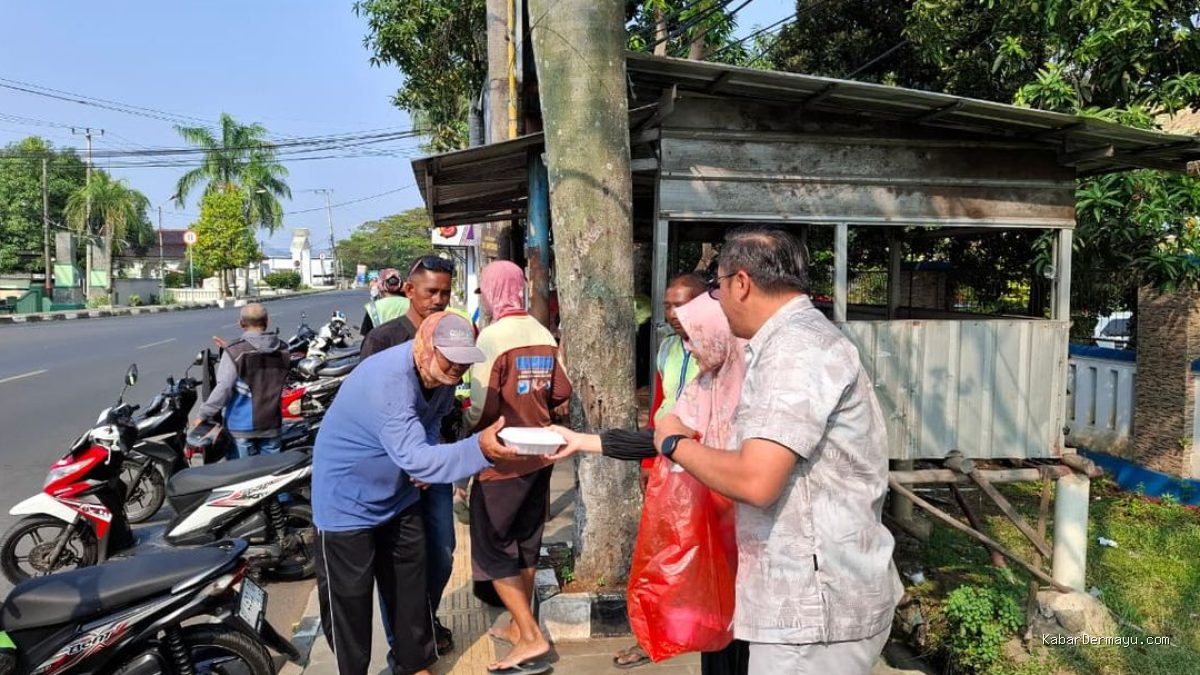 PLN UP3 Indramayu: Jumat Berbagi UMKM Bantu Warga Alun-Alun