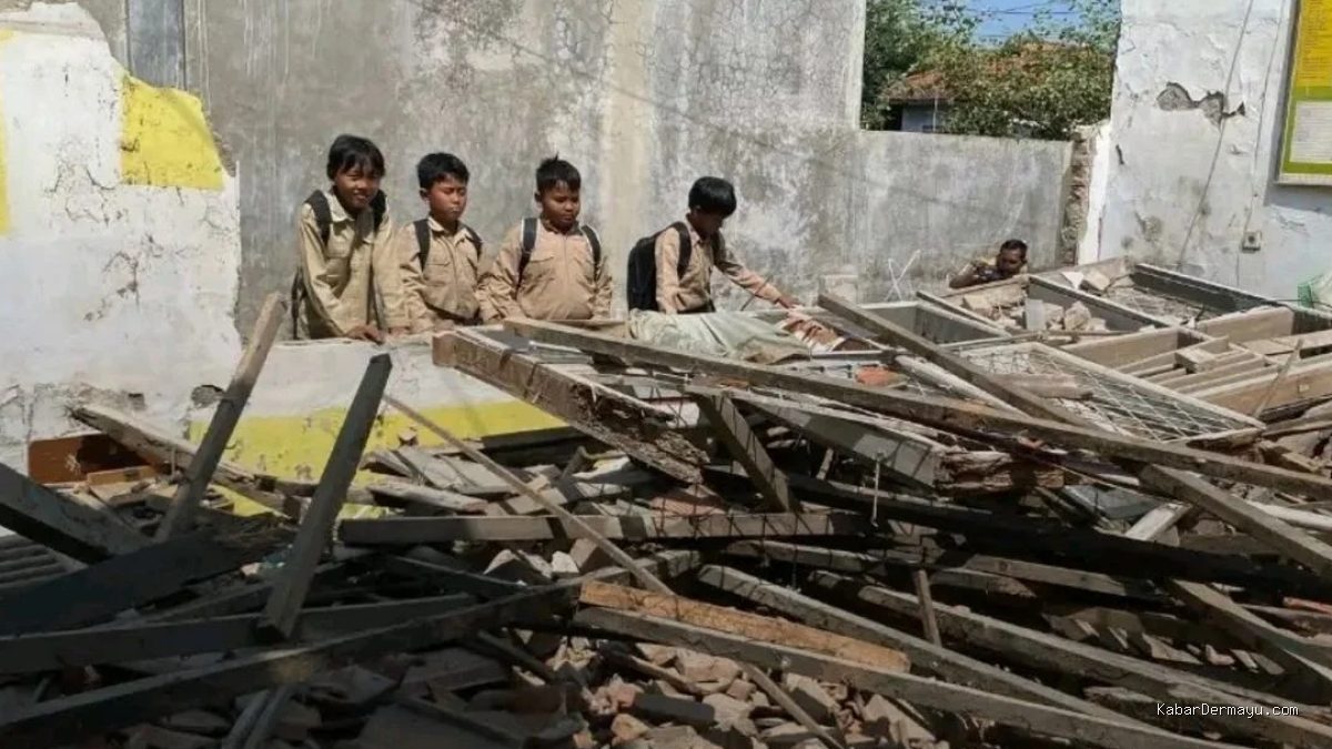 Ruang Kelas SDN 2 Tugu Indramayu Ambruk, Nyaris Makan Korban