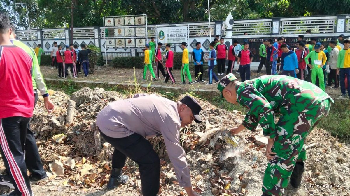Sinergi Forkopimcam dan TNI Ajak Siswa SMAN 1 Karangkeng Aksi MPLS