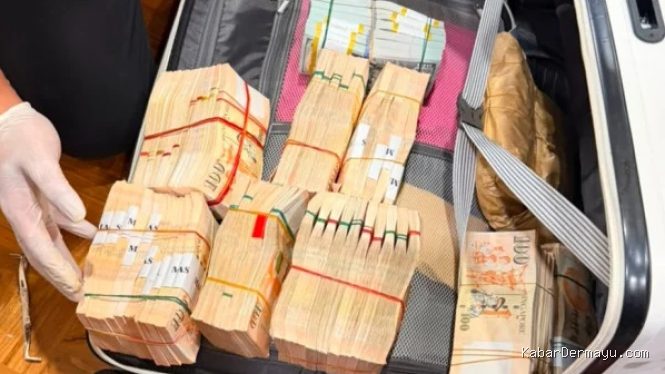 Tahap Penyerahan Berkas dan Barang Bukti Kasus Febrie Adriansyah oleh Kortastipidkor Polri ke Kejagung