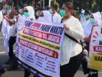 tenaga-kesehatan-apksi-dan-pppk-paruh-waktu-datangi-balai-kota-jakarta-tuntut-pe-34069 Tenaga Kesehatan APKSI dan PPPK Paruh Waktu Datangi Balai Kota Jakarta, Tuntut Pembayaran Gaji ke-13