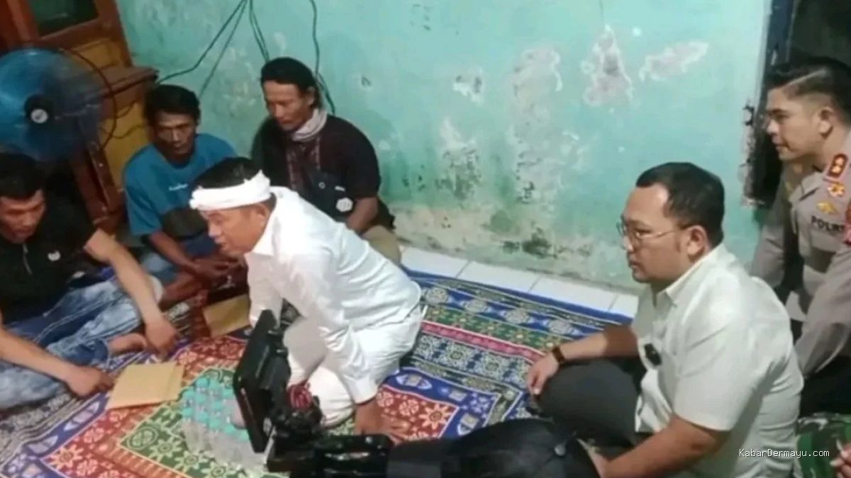 Tepati Janji, Dedi Mulyadi Takziah ke Rumah Duka Korban Kecelakaan Maut Pantura Indramayu
